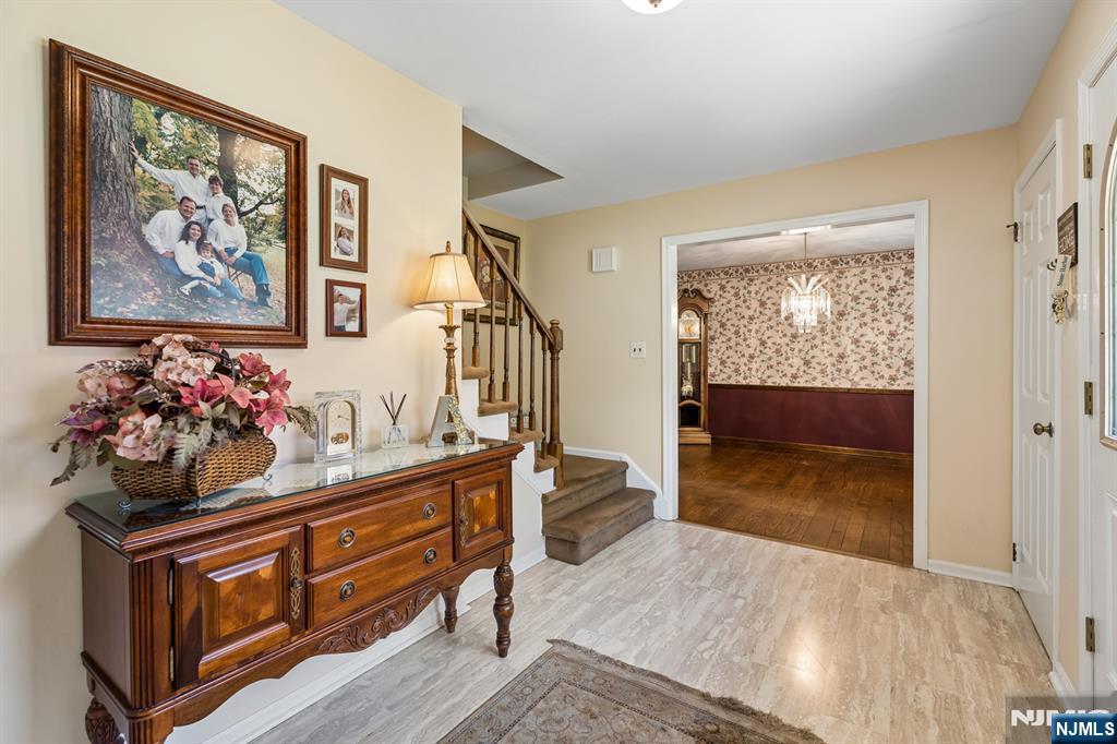 39 Robin Hood Way Wayne, NJ 07470 - Photo 5 of 36