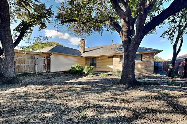 a tree in front of a white house