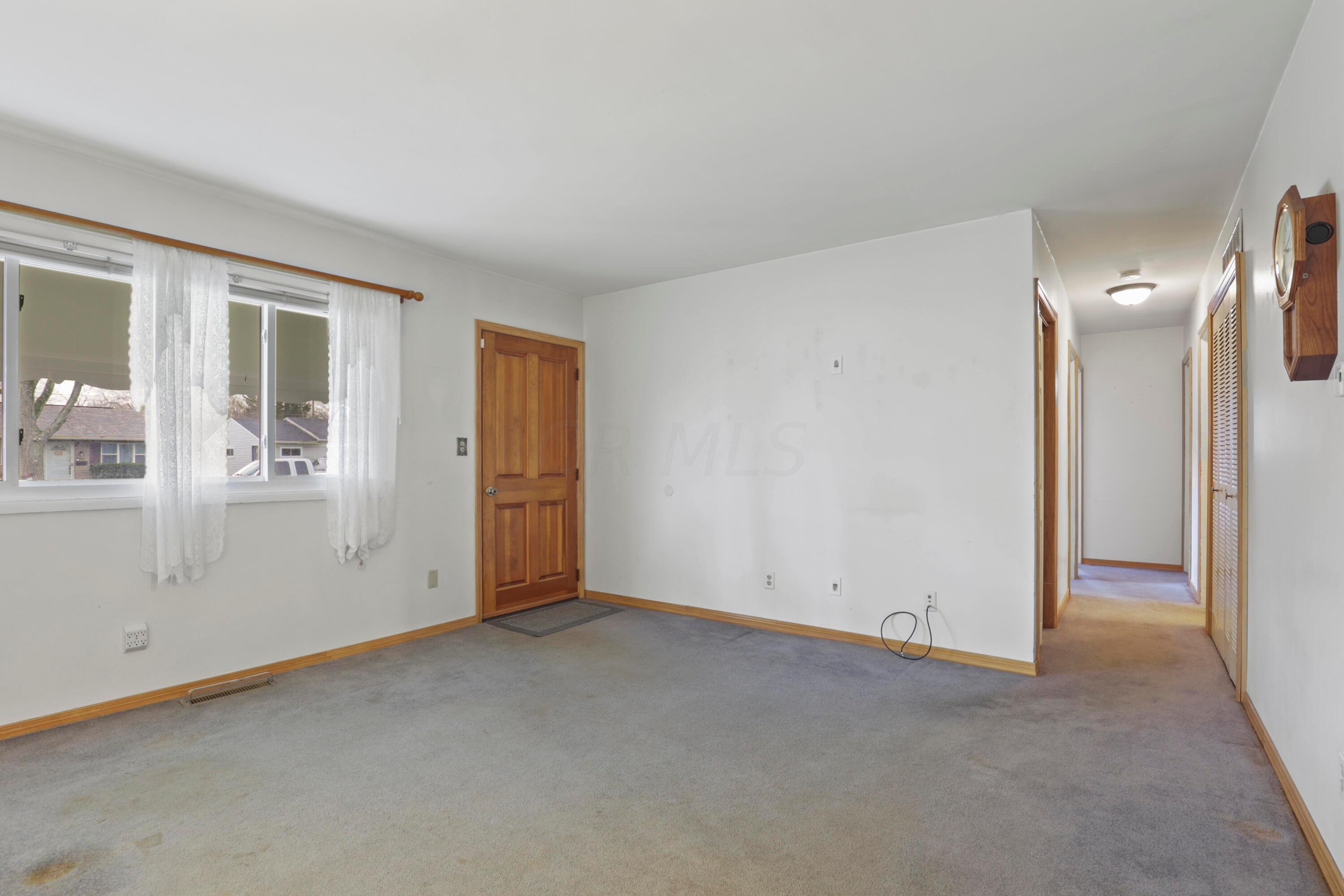 5440 Inlet Drive Columbus, OH 43232 - Photo 10 of 37 Living Room