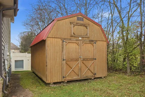 a picture of a wall with a white wall