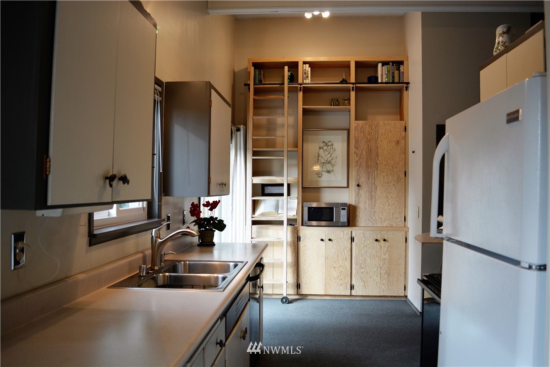 9728 231st Place Southwest Edmonds, WA 98020 - Photo 3 of 16 Gallery Image 3