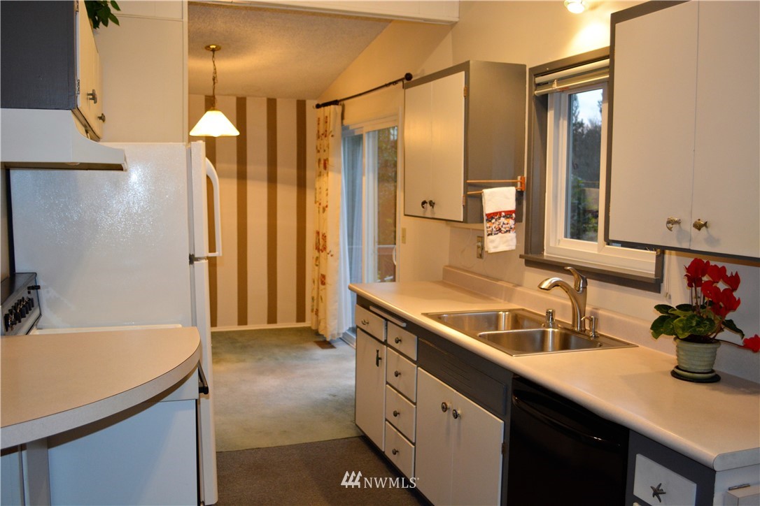9728 231st Place Southwest Edmonds, WA 98020 - Photo 4 of 16 Gallery Image 4
