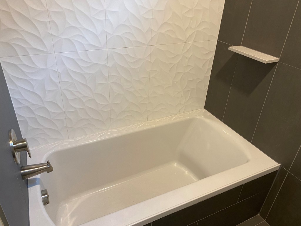 1615 East 7th Street, Unit 304 Austin, TX 78702 - Photo 11 of 12 a bathroom with a bathtub