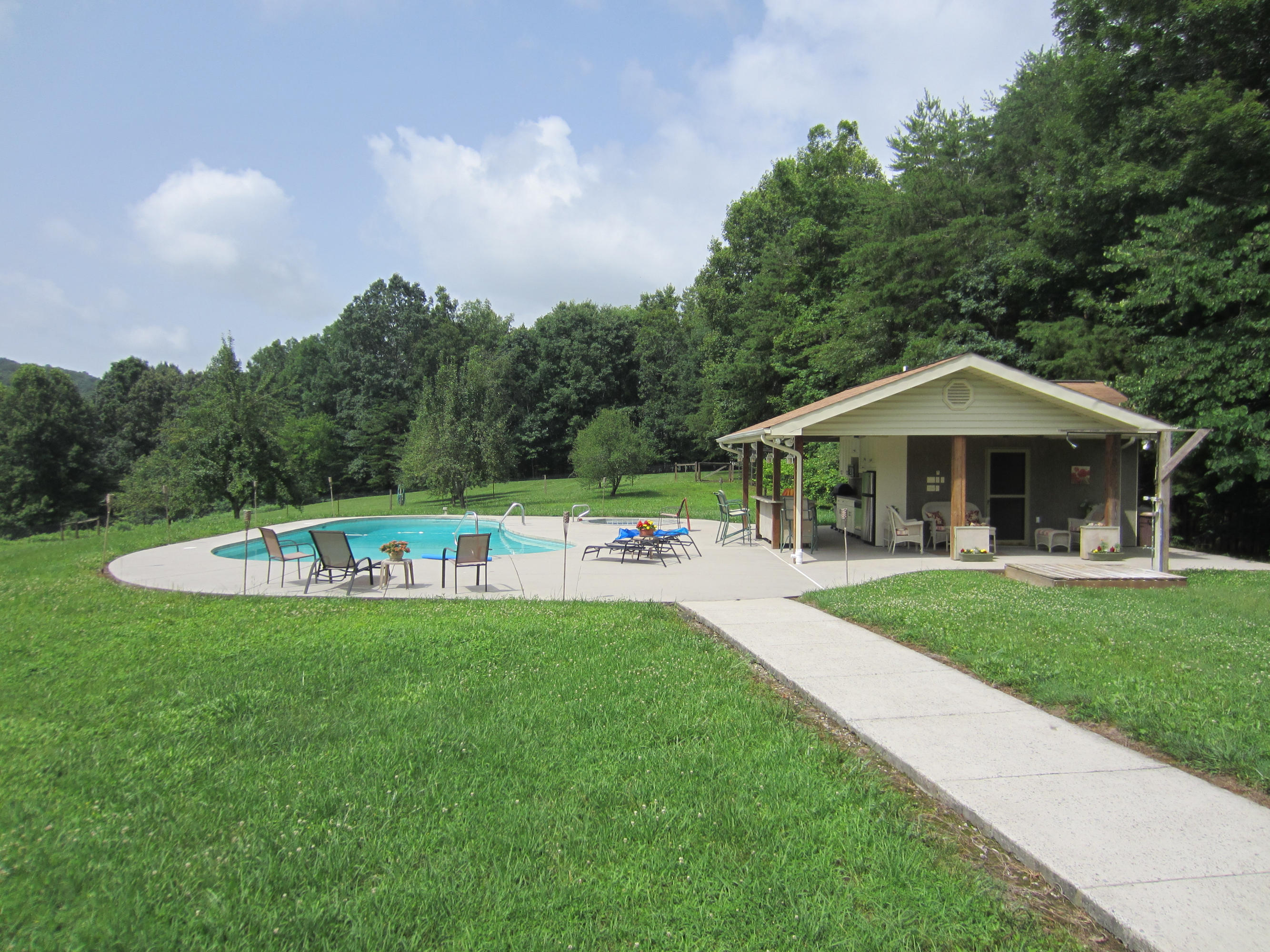 1379 Dogtown Road Ten Mile, TN 37880 - Photo 13 of 20 20x40 Pool, Spa and Poolhouse
