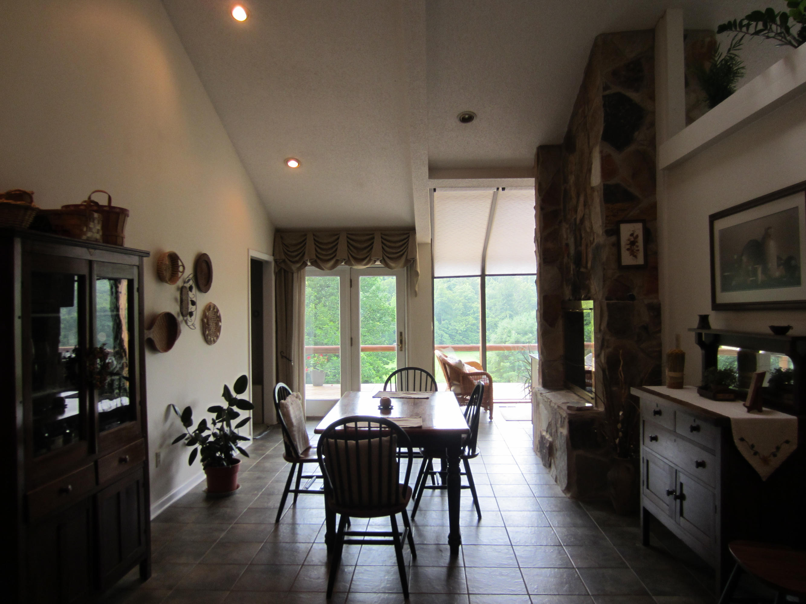 1379 Dogtown Road Ten Mile, TN 37880 - Photo 18 of 20 Brkf. Room/See through FirepIace