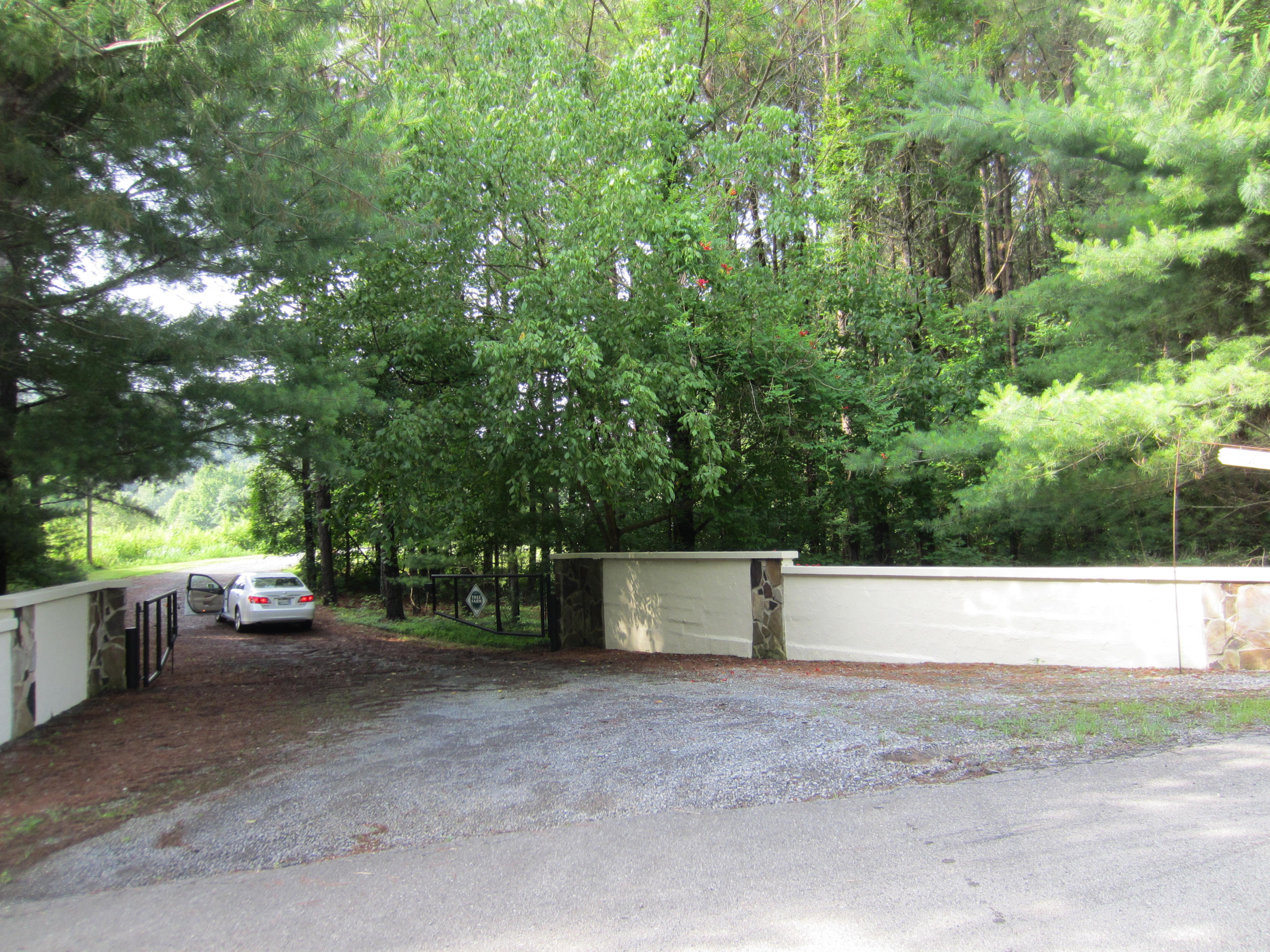 1379 Dogtown Road Ten Mile, TN 37880 - Photo 19 of 20 Gate Entry