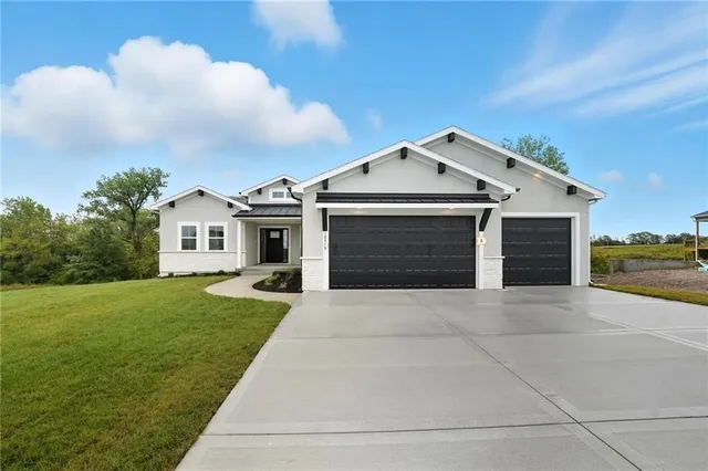 $727,900 | 4432 Tee Drive, Basehor, KS 66007