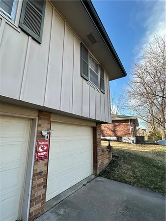 $180,000 | 2607 Northwest Powderhorn Drive, Kansas City, MO 64154