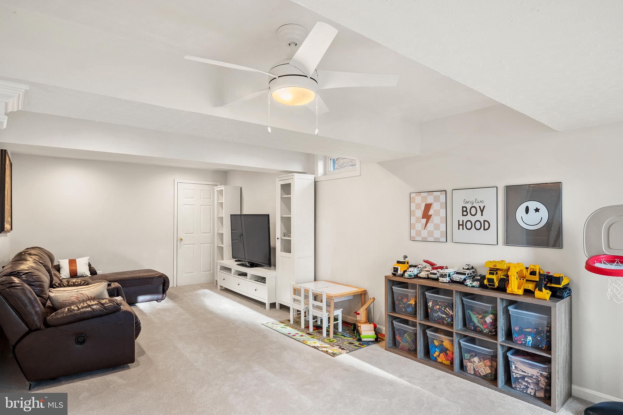 9916 Founders Way Damascus, MD 20872 - Photo 43 of 53 a living room with furniture and a flat screen tv