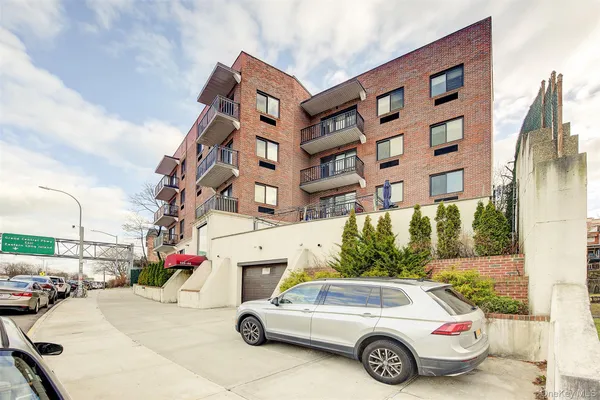 $535,000 | 135-46 Grand Central Parkway, Unit 4C | Briarwood