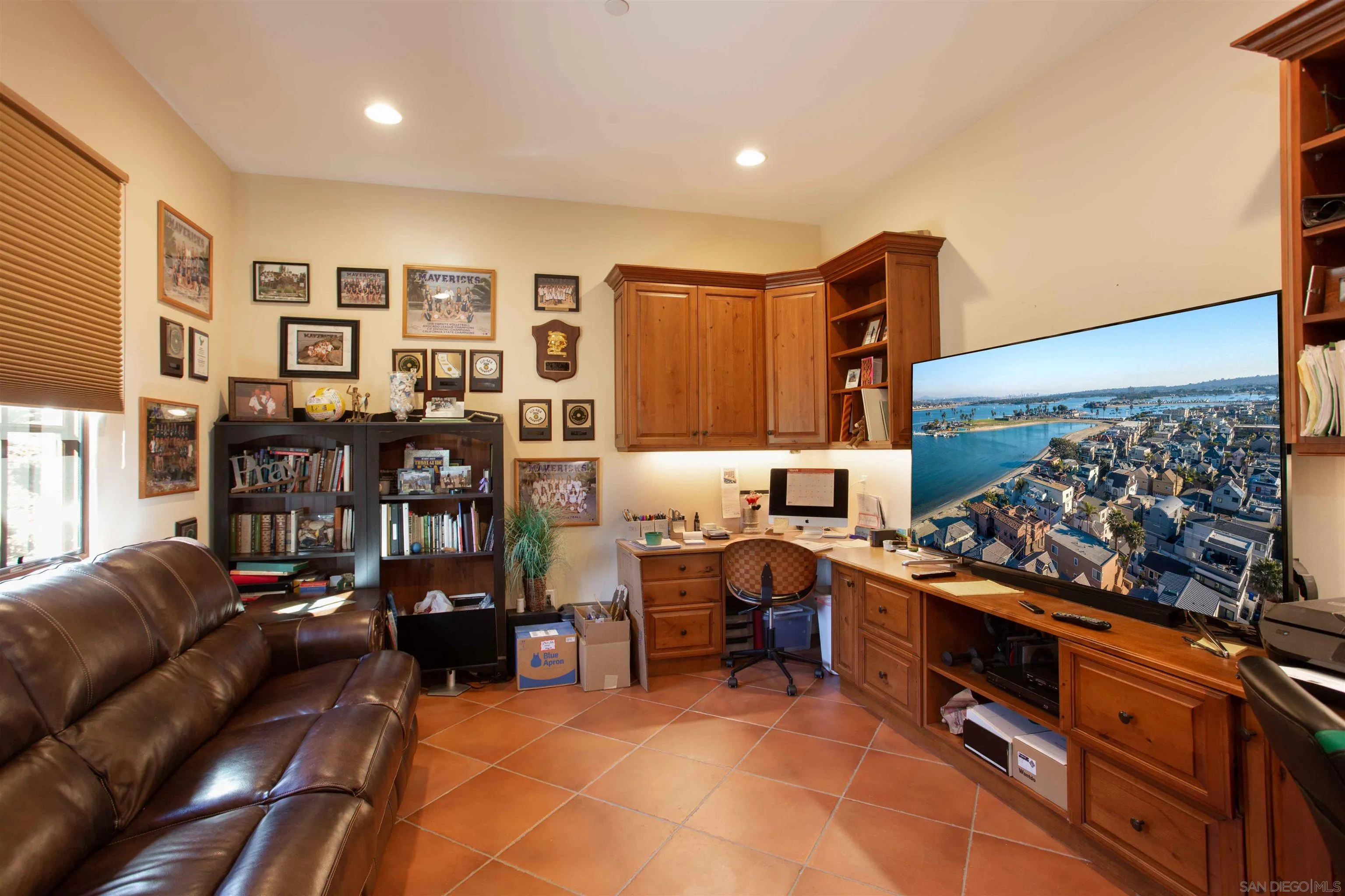 2624 Lone Jack Road Encinitas, CA 92024 - Photo 10 of 37 a living room with furniture