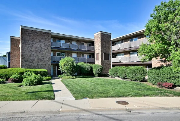 $249,900 | 600 South York Street, Unit 2B, Elmhurst, IL 60126