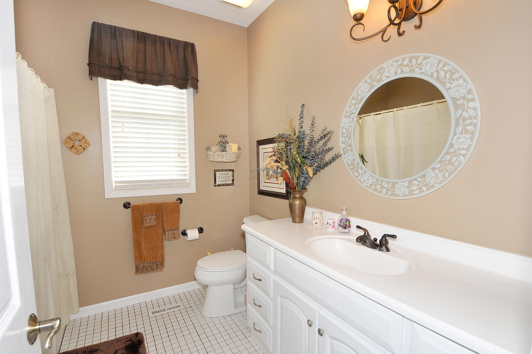 104 Duke Road Maryville, TN 37803 - Photo 17 of 29 104 Duke Road Guest Bath 1 David Pozy