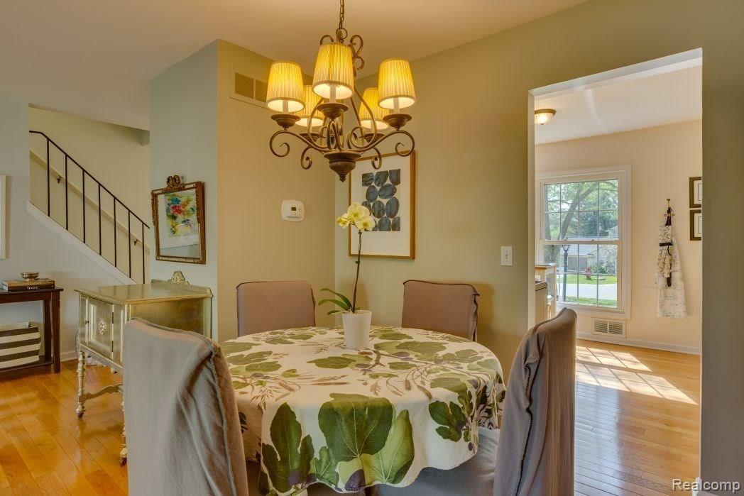 1402 Crescent Lane, Unit 330 Rochester, MI 48306 - Photo 9 of 32 Dining Room