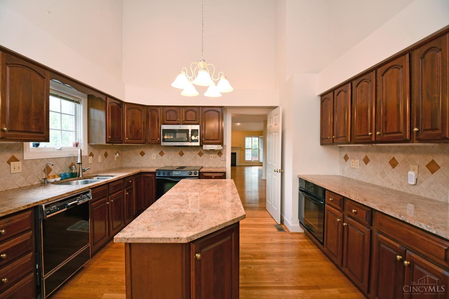 8849 Montgomery Road Cincinnati, OH 45236 - Photo 8 of 43