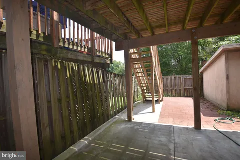 a view of entryway with a front door