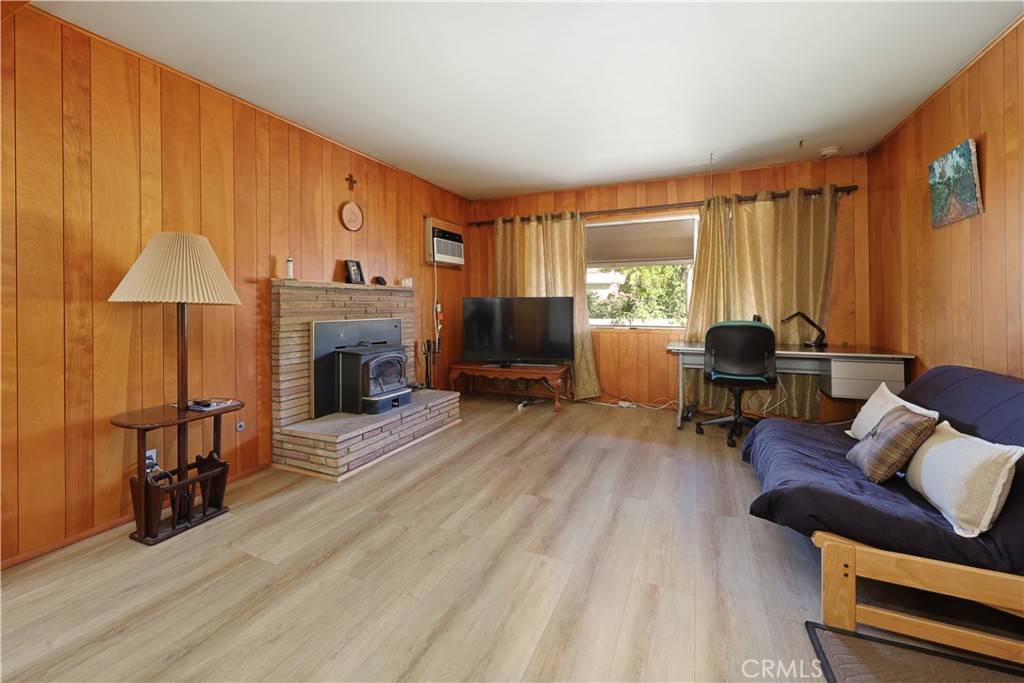 9802 Rives Avenue Downey, CA 90240 - Photo 11 of 37 Den