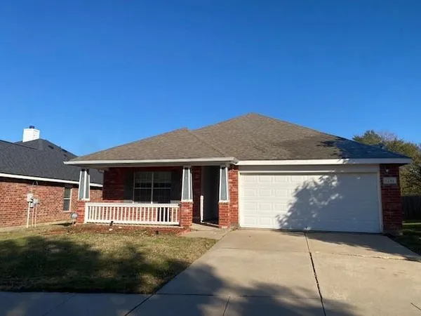 a view of back yard of the house