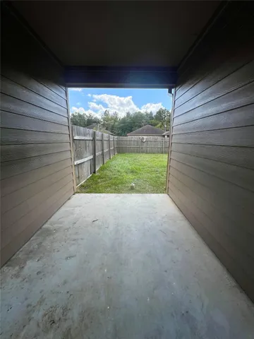 a view of a backyard