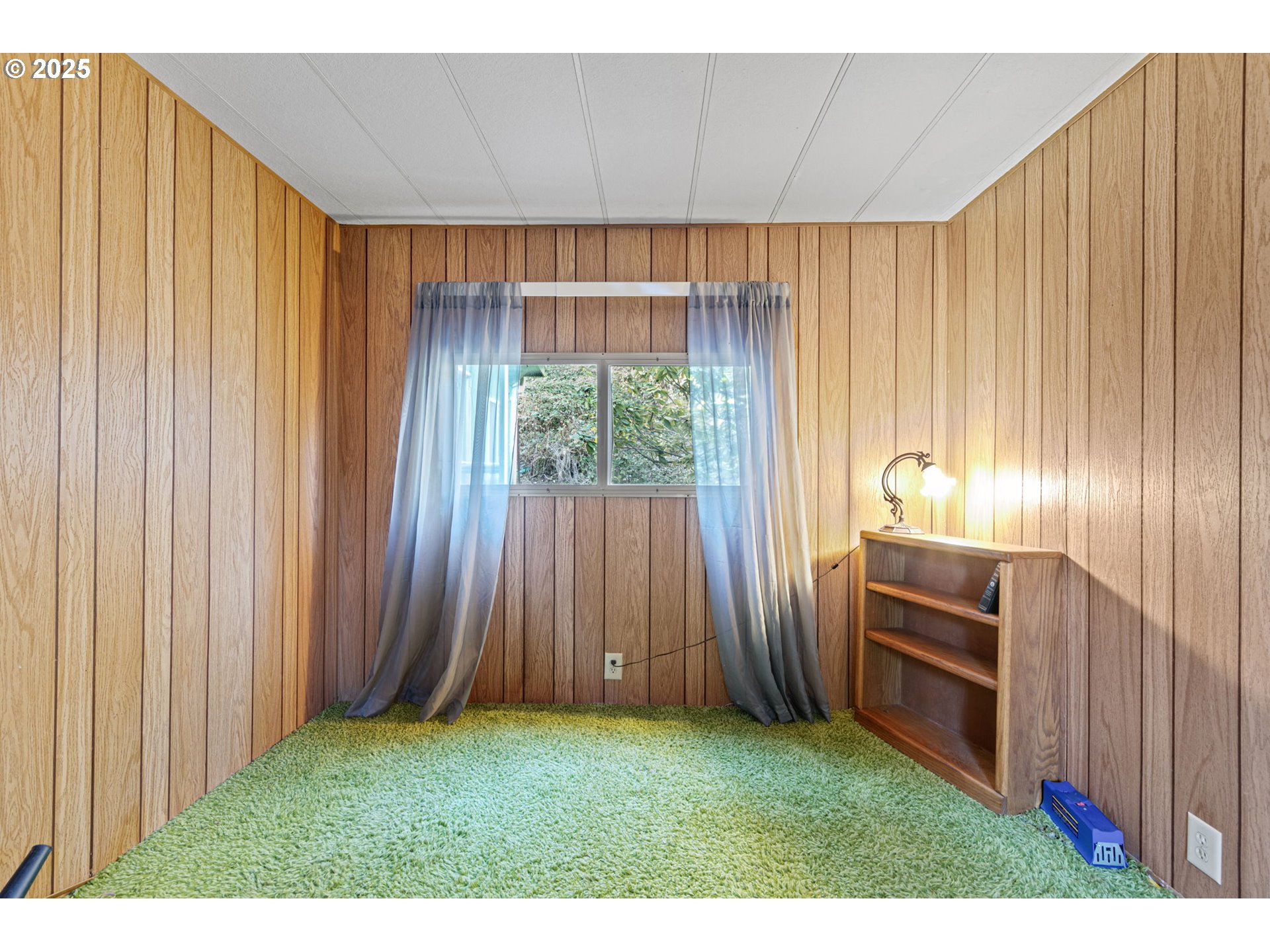 44531 McKenzie Highway Leaburg, OR 97489 - Photo 21 of 48 a view of kitchen with window and refrigerator