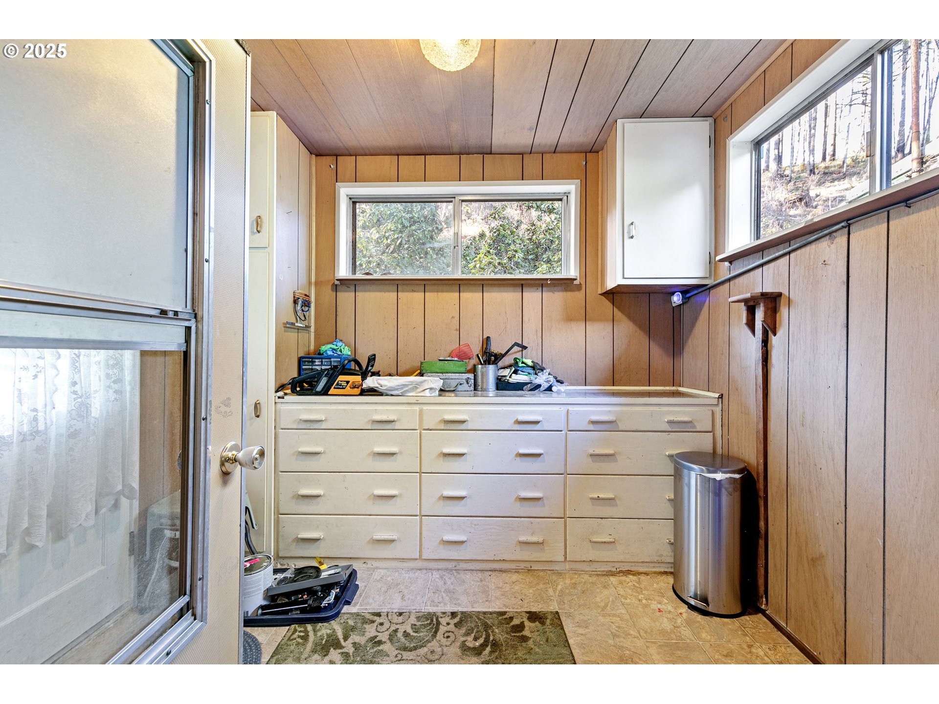 44531 McKenzie Highway Leaburg, OR 97489 - Photo 25 of 48 a view of cabinet with window