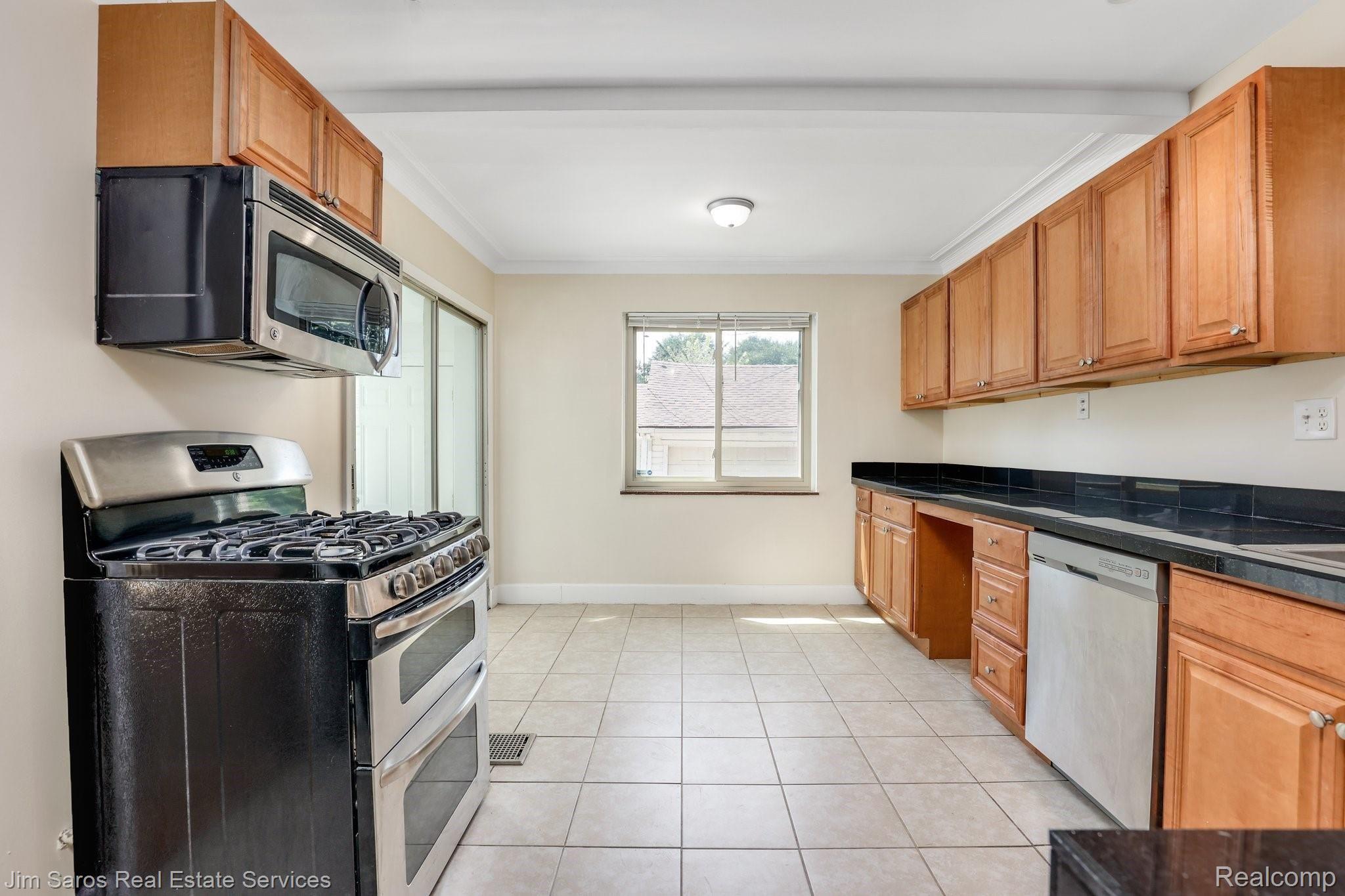 4485 Yorkshire Road Detroit, MI 48224 - Photo 6 of 19 11-web-or-mls-4485 Yorkshire Road Detroit007.jpg
