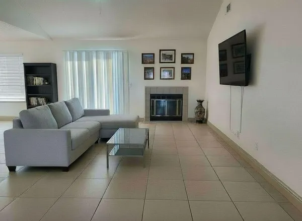 $419,000 | 555 West Ashcroft Avenue, Clovis, CA 93612