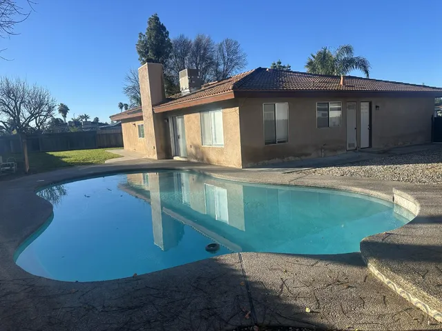 a view of a house with a backyard