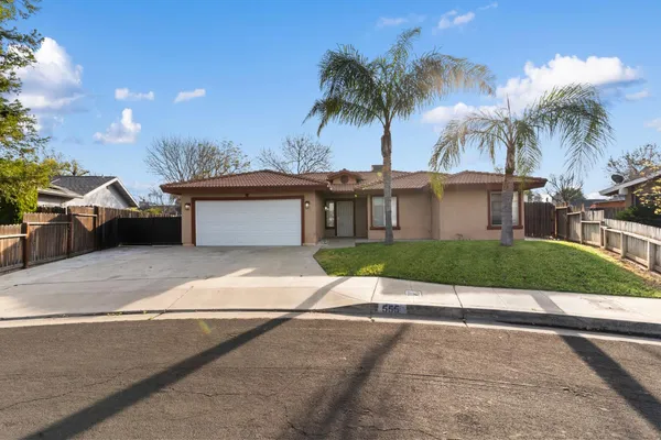 $419,000 | 555 West Ashcroft Avenue, Clovis, CA 93612