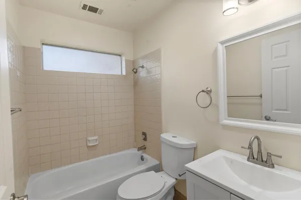 $419,000 | 555 West Ashcroft Avenue, Clovis, CA 93612