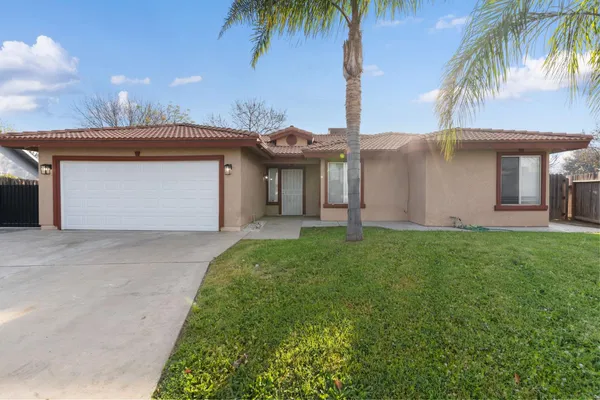 $419,000 | 555 West Ashcroft Avenue, Clovis, CA 93612