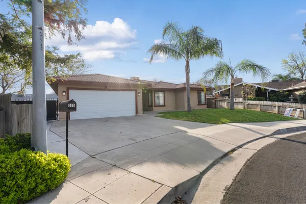 $419,000 | 555 West Ashcroft Avenue, Clovis, CA 93612
