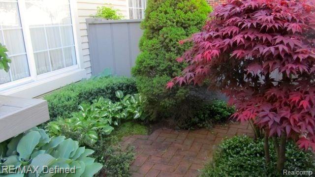 1578 Ravine Lane Rochester, MI 48306 - Photo 2 of 26 Front Patio