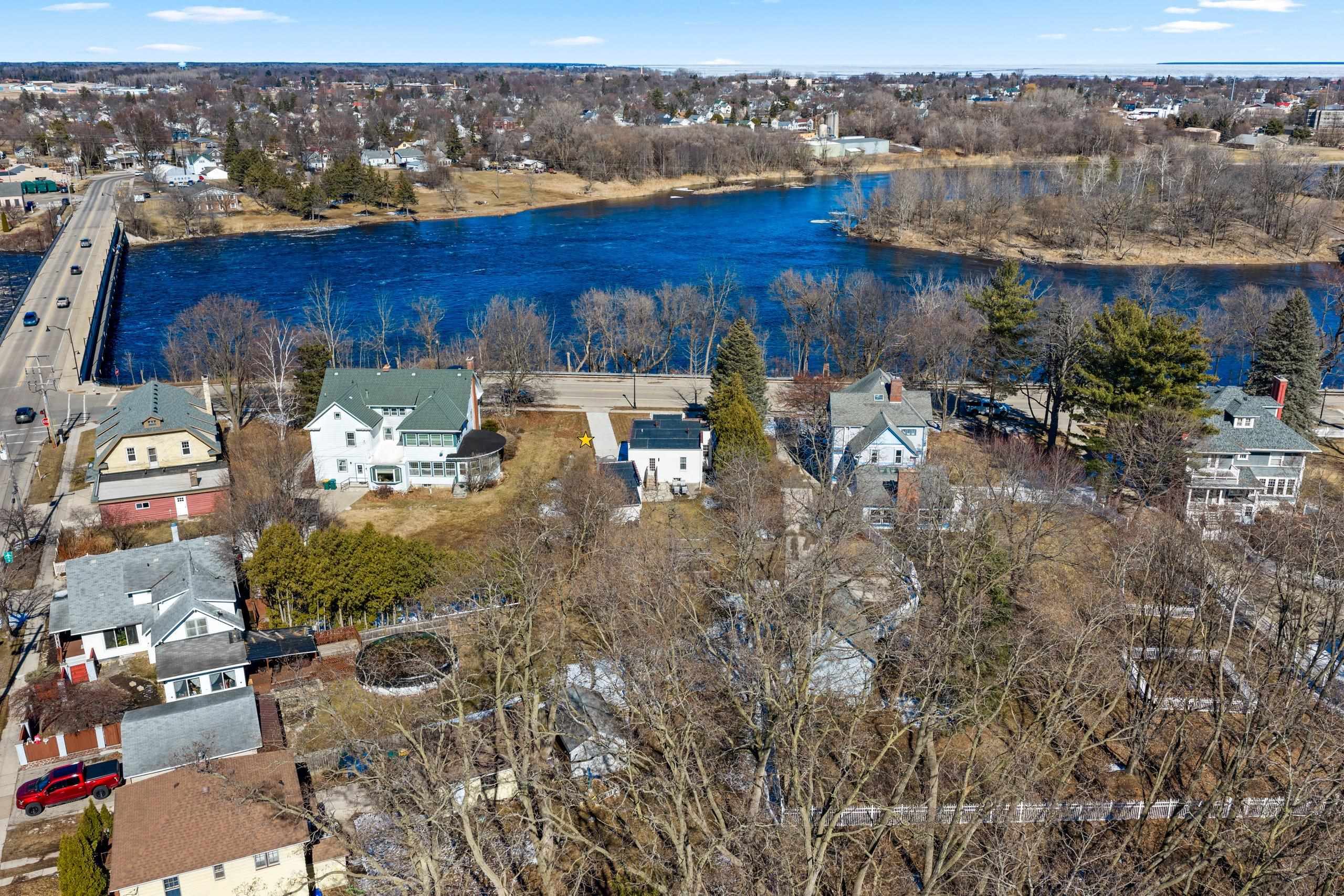 2141 Riverside Avenue Marinette, WI 54143 - Photo 11 of 59