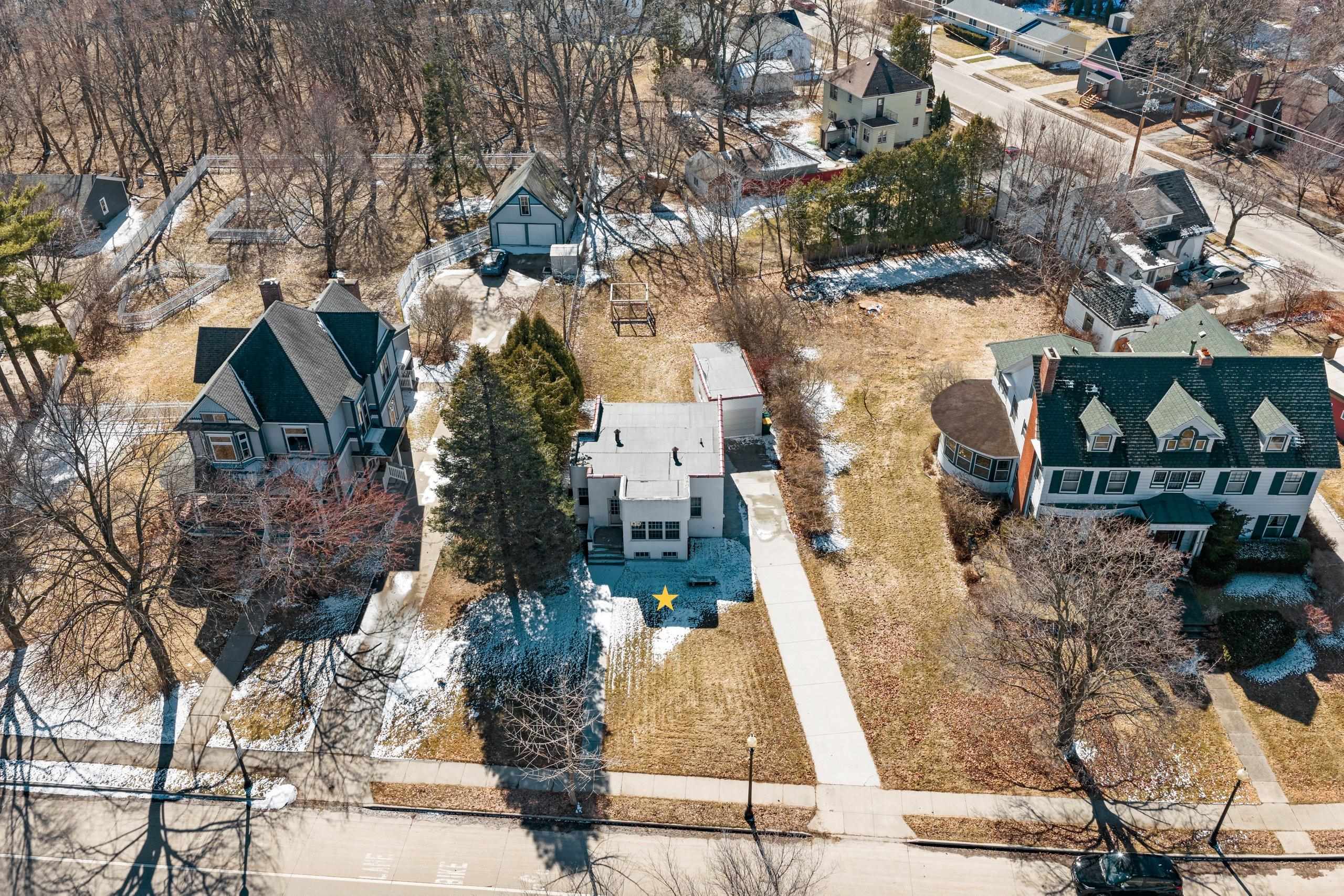 2141 Riverside Avenue Marinette, WI 54143 - Photo 13 of 59