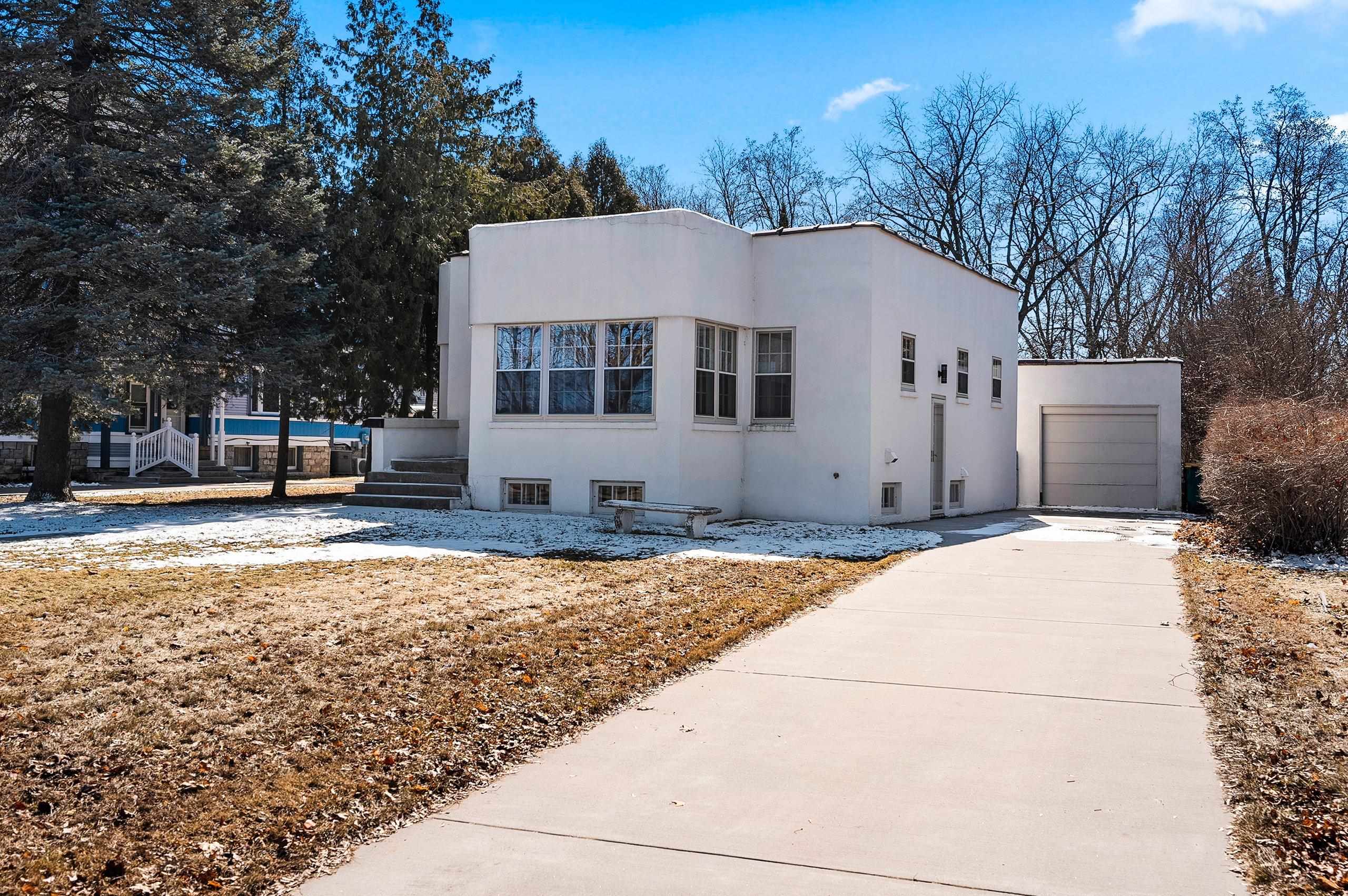 2141 Riverside Avenue Marinette, WI 54143 - Photo 3 of 59