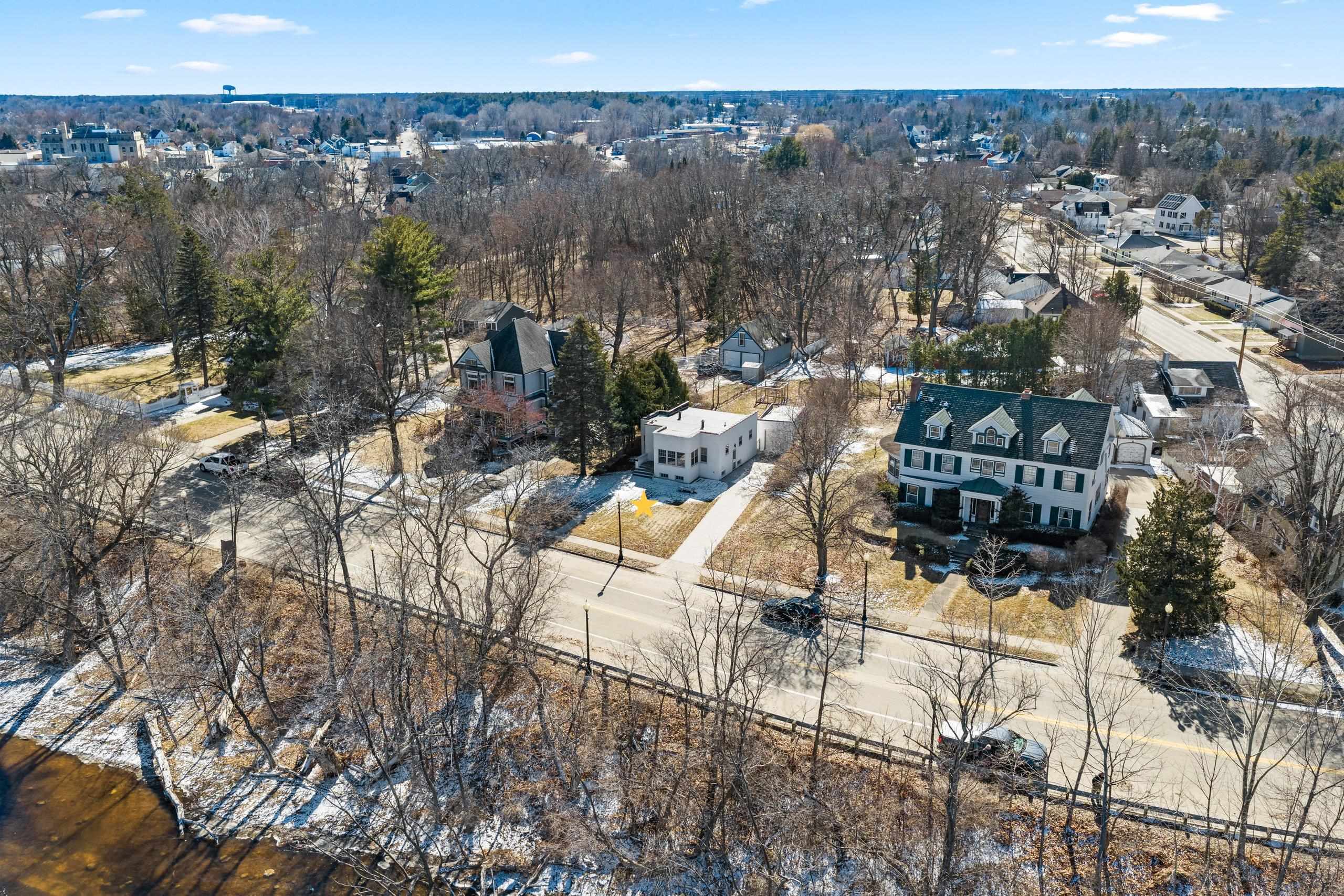 2141 Riverside Avenue Marinette, WI 54143 - Photo 6 of 59