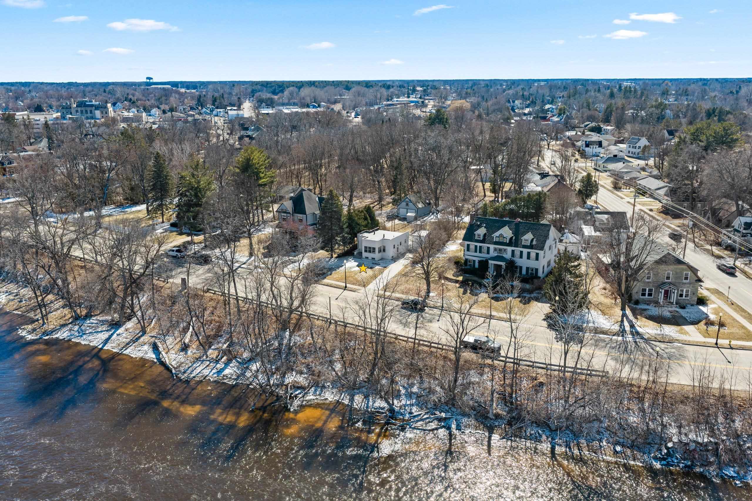 2141 Riverside Avenue Marinette, WI 54143 - Photo 7 of 59