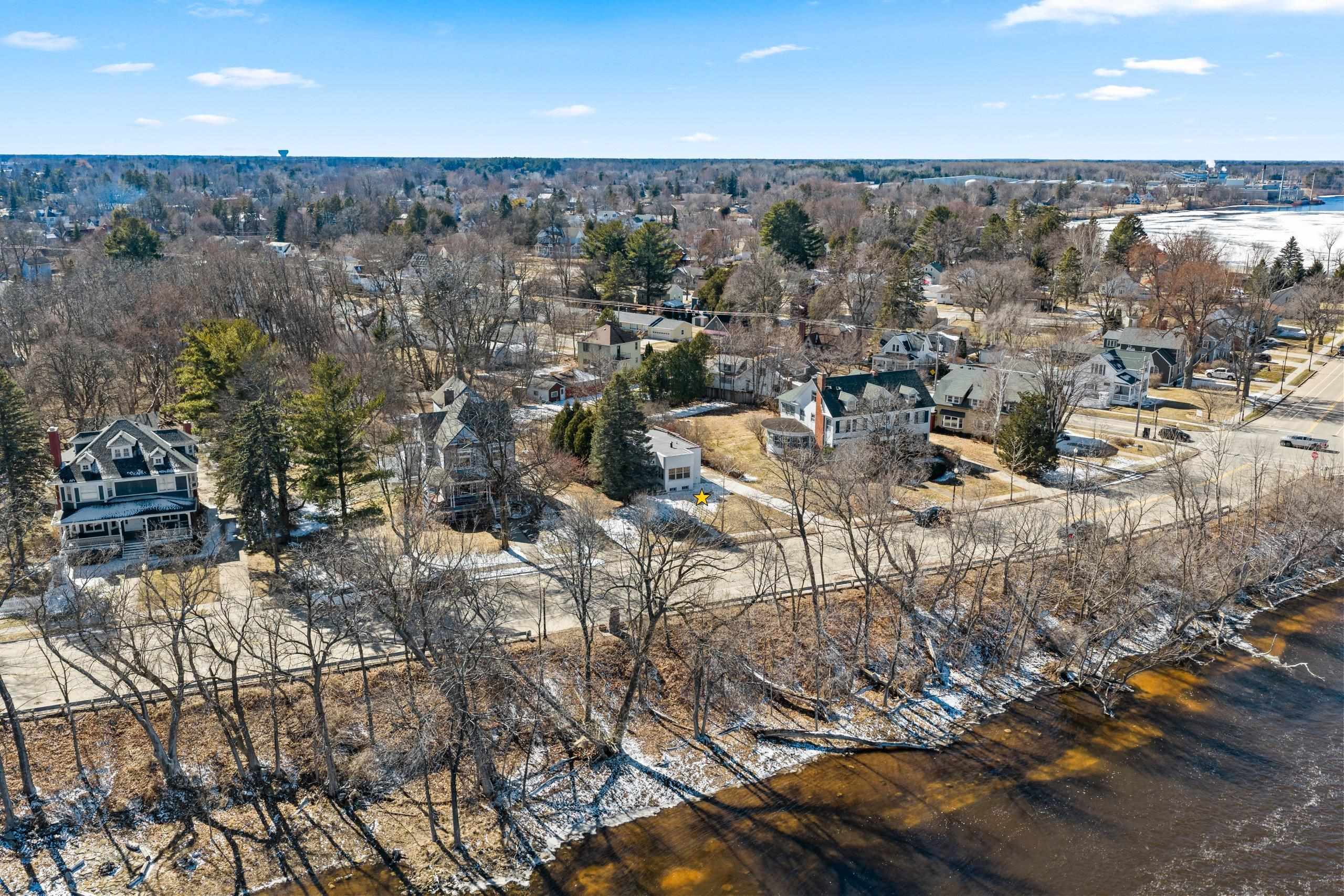 2141 Riverside Avenue Marinette, WI 54143 - Photo 8 of 59