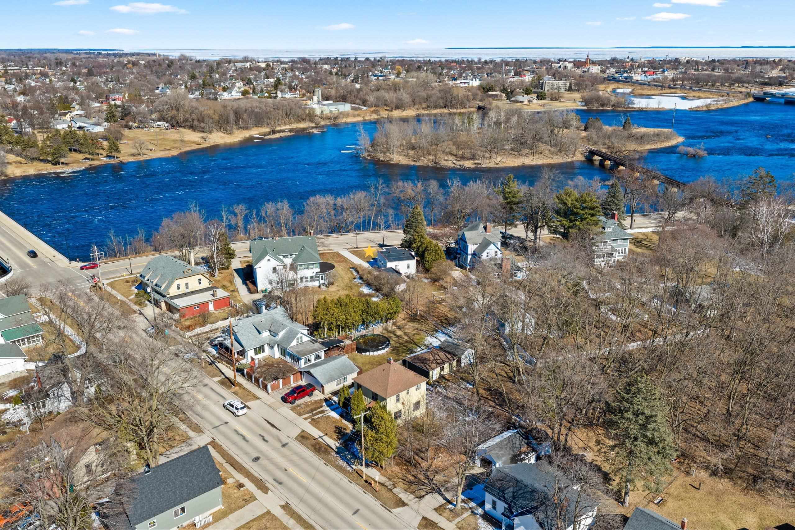 2141 Riverside Avenue Marinette, WI 54143 - Photo 10 of 59