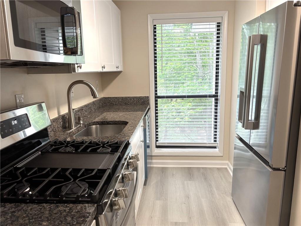 504 Wynnes Ridge Circle Southeast Marietta, GA 30067 - Photo 6 of 21 a kitchen with a stove a refrigerator and a window