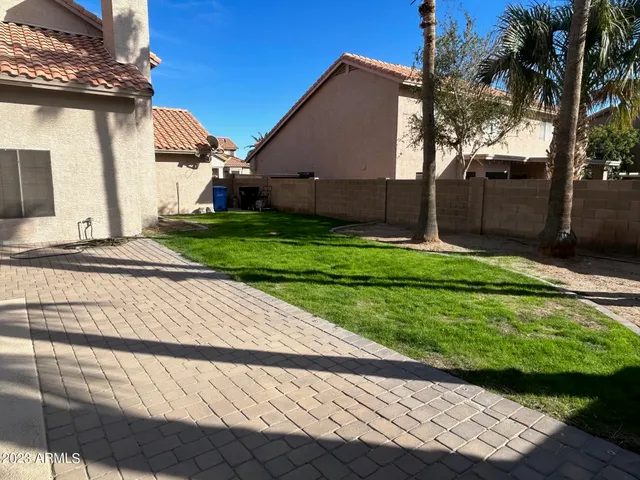 a view of a house with backyard