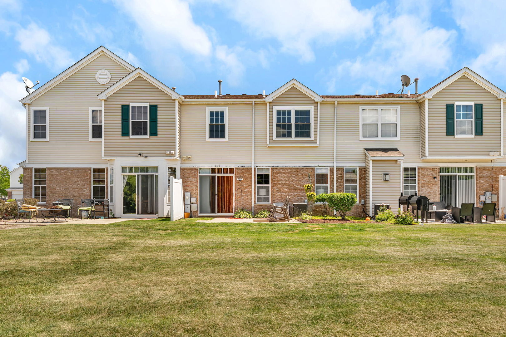1047 Heron Circle Joliet, IL 60431 - Photo 24 of 25 a front view of a house with a yard