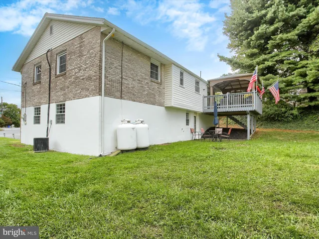 a view of a house with a backyard