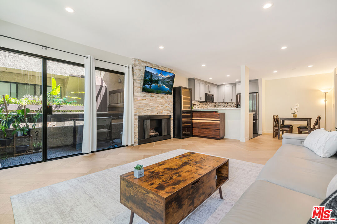 950 North Kings Road, Unit 216 West Hollywood, CA 90069 - Photo 3 of 19