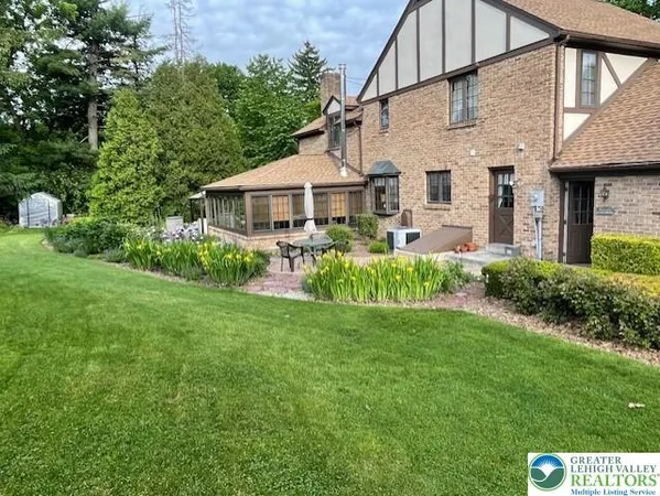 a view of a yard in front of house
