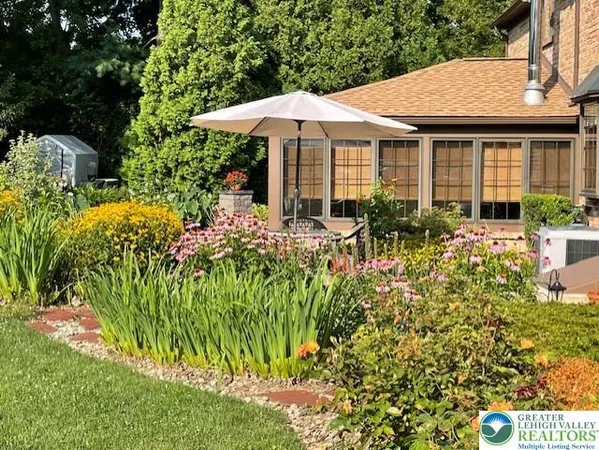 a view of a house with patio outdoor seating