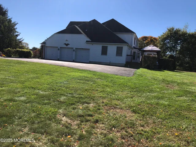 a view of entryway with a front door