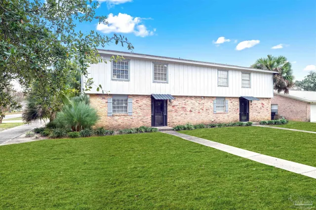 a view of a house with a yard