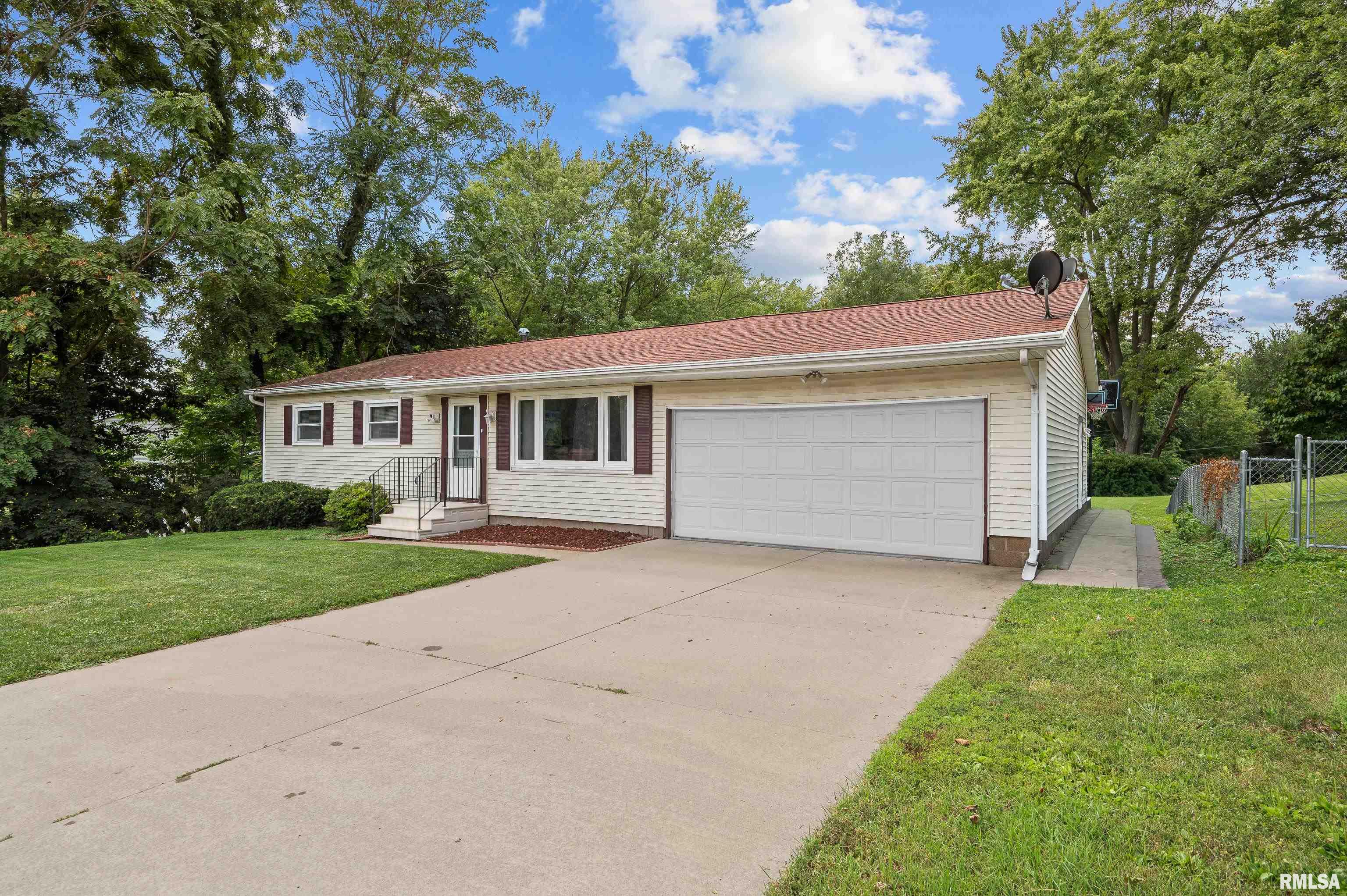 1406 15th Street Silvis, IL 61282 - Photo 2 of 33